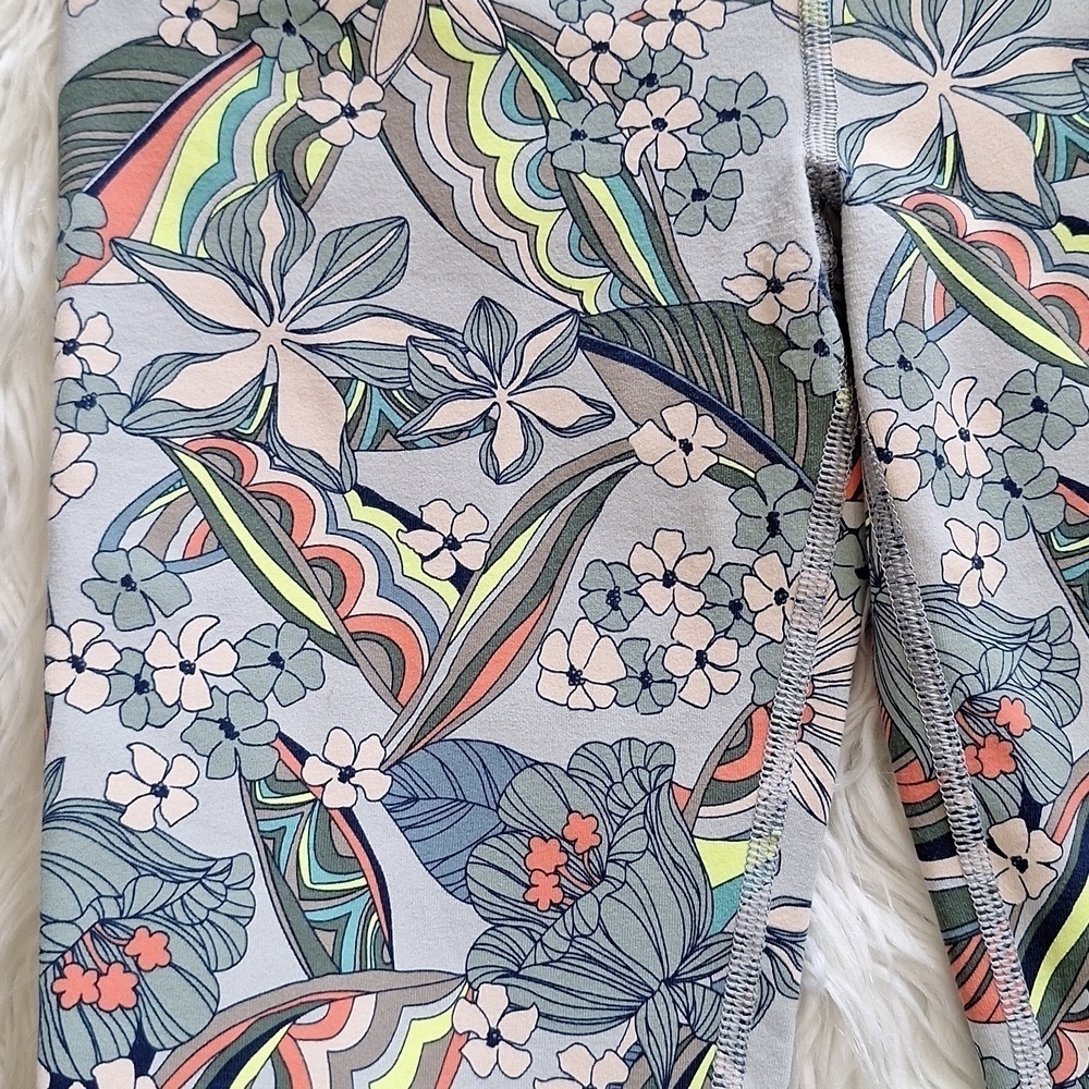 Victoria’s Secret Sport Knockout Vibrant Floral Capri Leggings - Picture 6 of 13